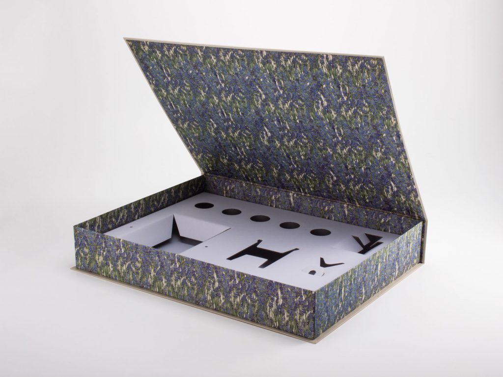 Magnetic closure box with accommodation for various objects